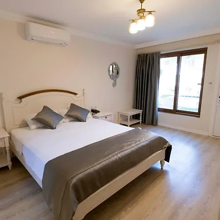 Icarus Hotel